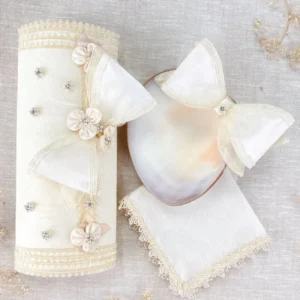 Kit de Bautizo Vela Forma Ojo Moño Concha y Fe de Bautizo – GLADYS